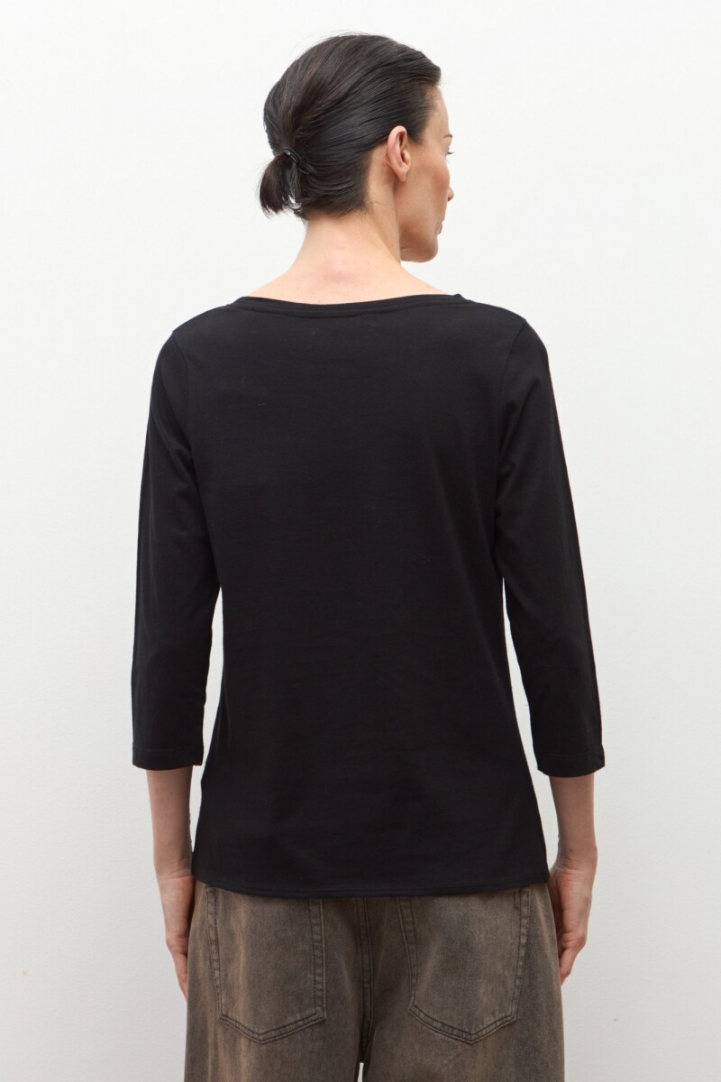 Remera escote bote negro