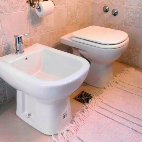 INODORO CORTO TAPA Y BIDET JUEGO DE LOZA BARI BLANCO FERRUM 000