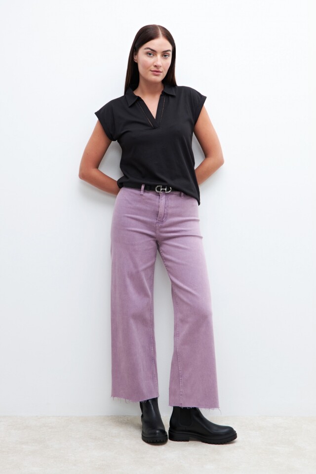 Remera cuello polo con vainillas negro