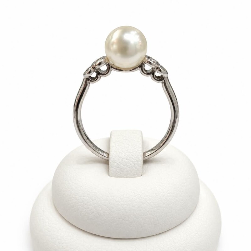 Anillo en Oro blanco 18kt con perla y Brillantes Anillo en Oro blanco 18kt con perla y Brillantes