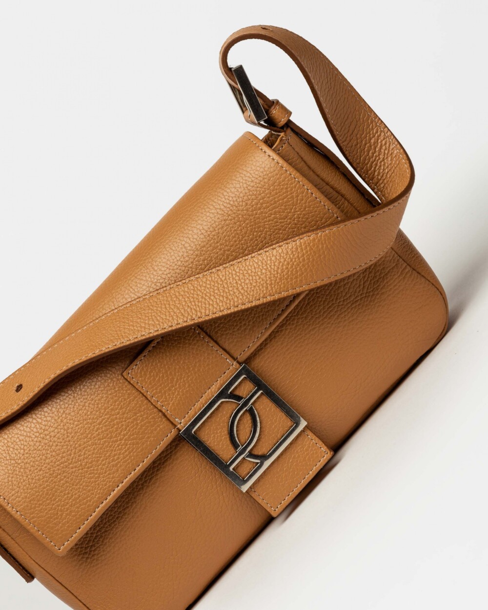 Cartera al hombro Signature en cuero graneado Cuoio