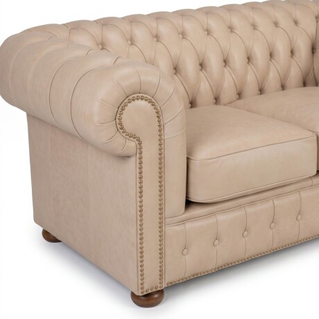 Sofá Chesterfield Novo - Cuero Básico - 2 cuerpos Arena - (Preventa)