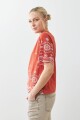 Remera con broderie lacre