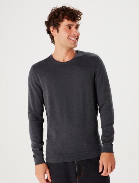 BUZ TEJIDO ESCOTE A LA BASE GRIS OSCURO