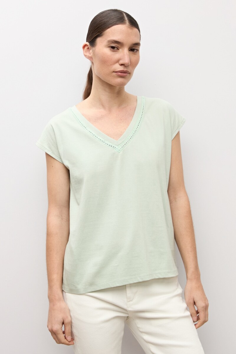 Remera escote V con vainillas verde pastel