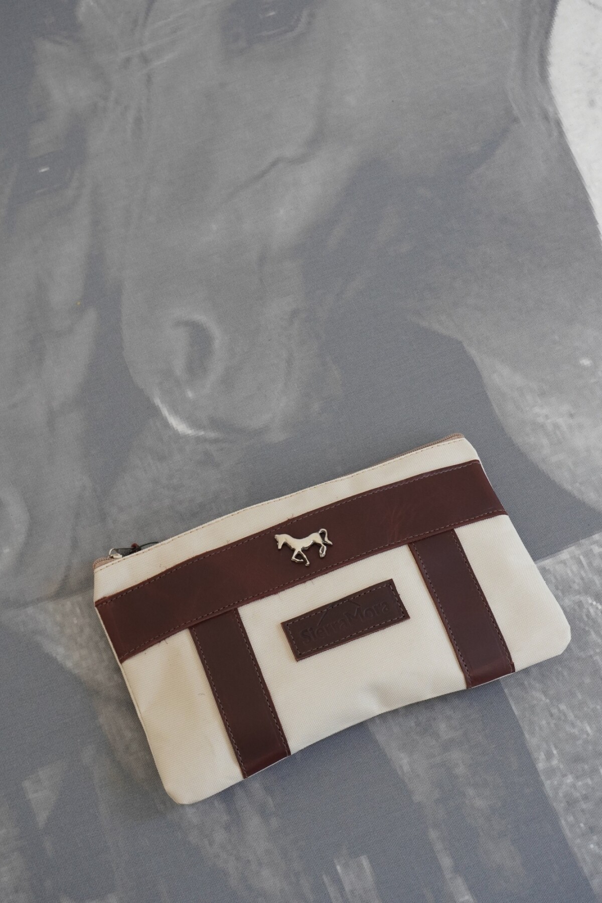 Sobre Cartuchera Mustang Chocolate / Hielo