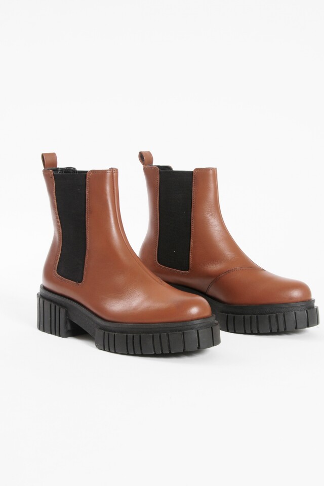 Bota Aria de cuero con elástico tostado