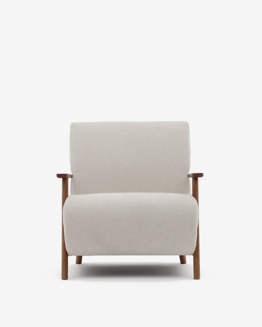 Butaca Meghan de chenilla de chenilla perla y madera maciza de fresno con acabado nogal FSC Mix Credit