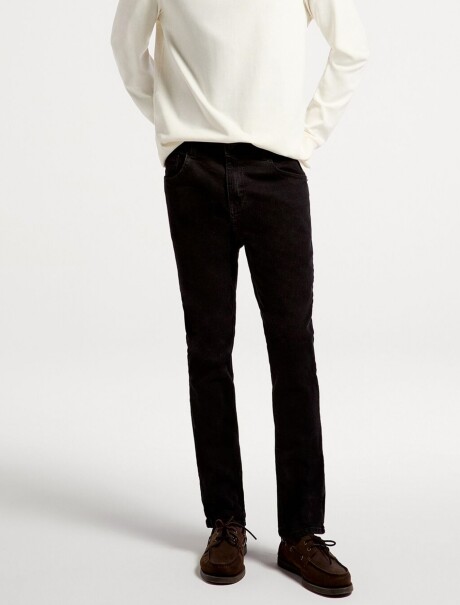 PANTALONES VAQUEROS AJUSTADOS BÁSICOS CON ELASTANO NEGRO