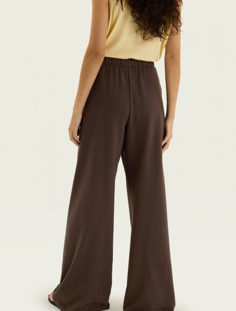 PANTALÓN RECTO EN TEJIDO DE PUNTO MARRÓN