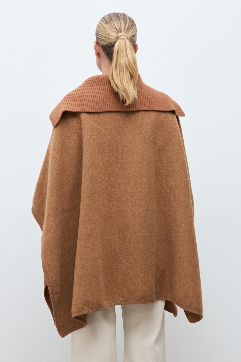 Capa cuello tejido y botones chocolate