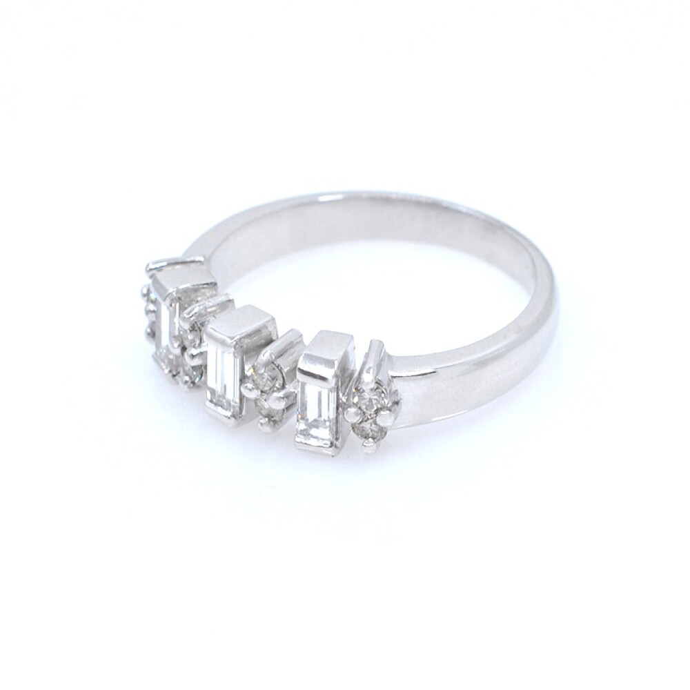 Anillo en platino con brillantes baguette y redondos Anillo en platino con brillantes baguette y redondos