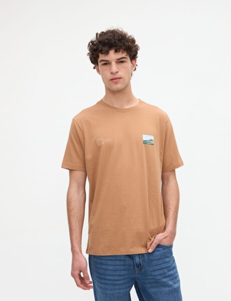 Remera Sandino Tostado