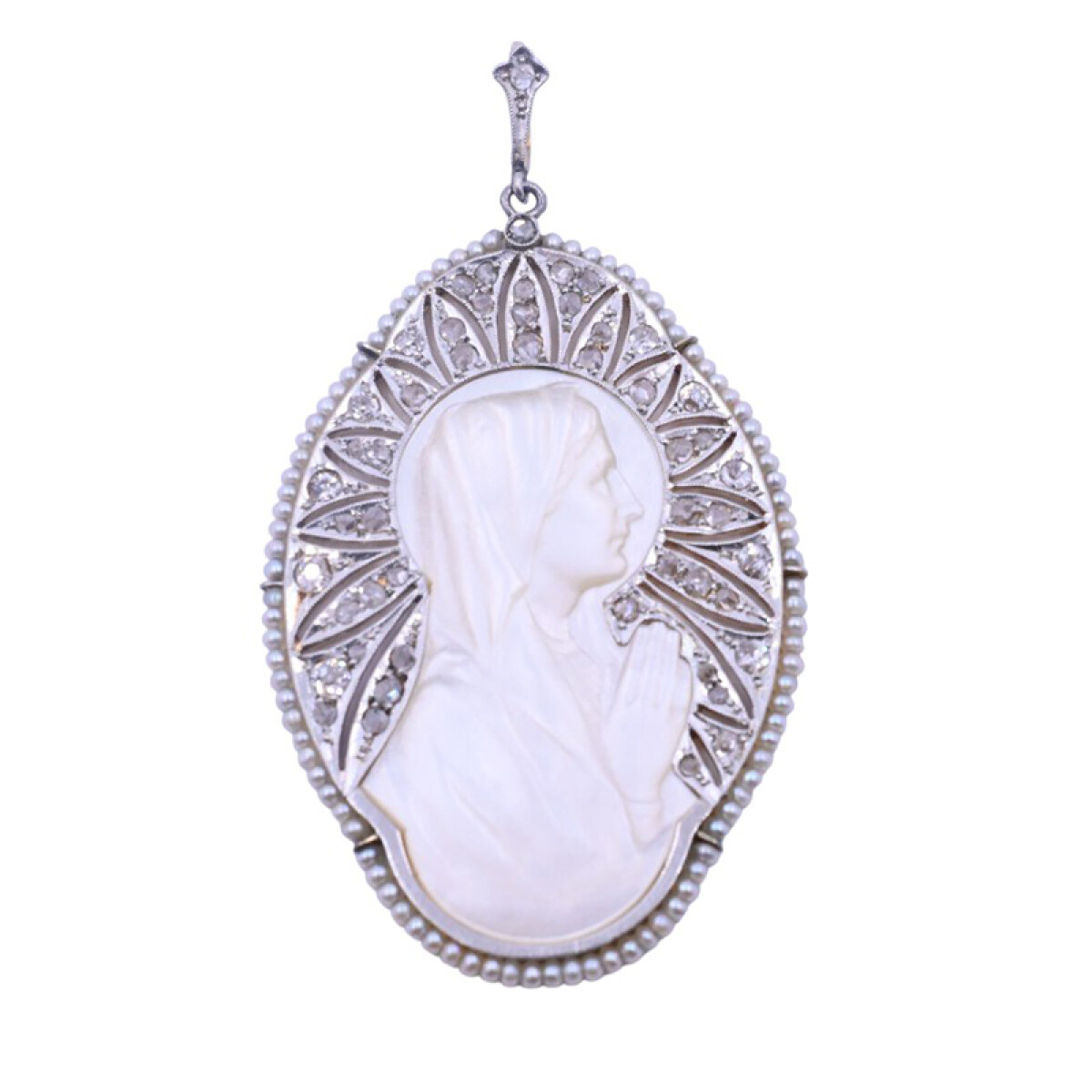 Medalla antigua oro 18 k con brillantes, diamantes, nacar y perlas. 