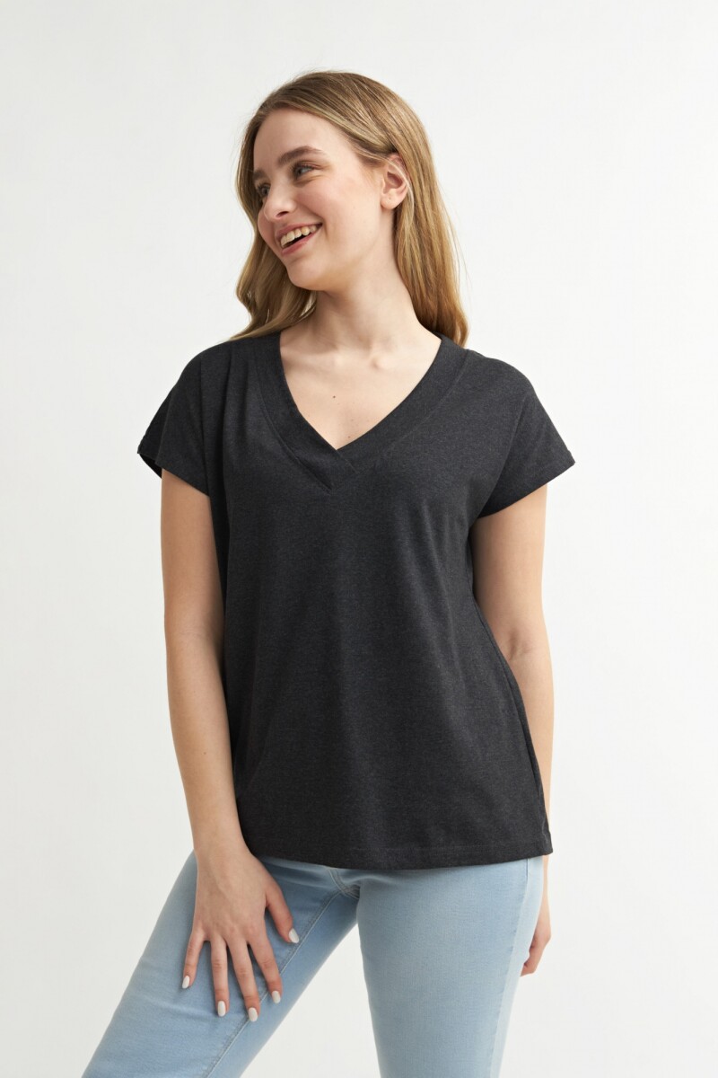 Remera escote en V - NEGRO 