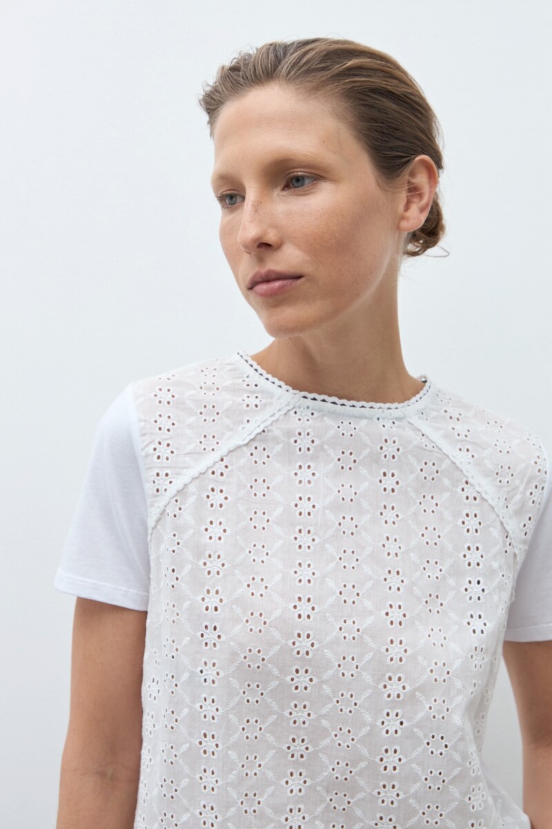 Remera frente broderie blanco