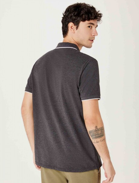 CAMISETA DE CUELLO CON BORDADO GRIS OSCURO