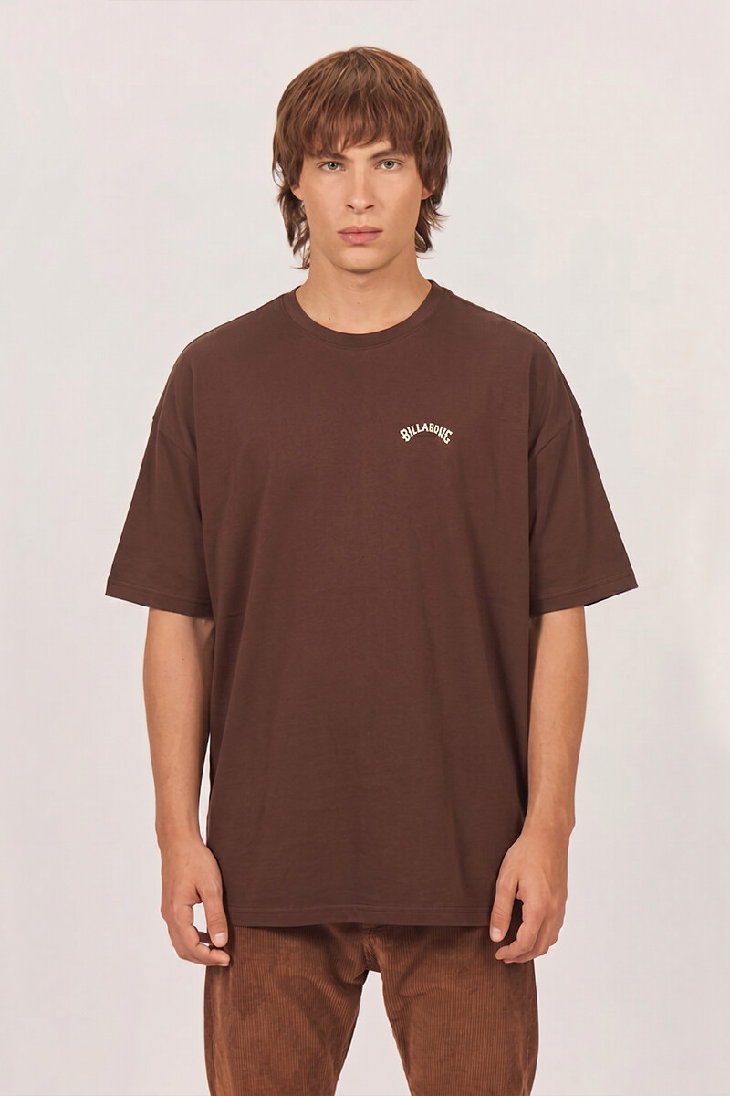 REMERA ARCH EMB OVER TEE H-marron