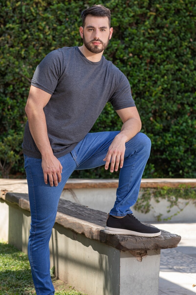 Remera con Pretina. NEGRO