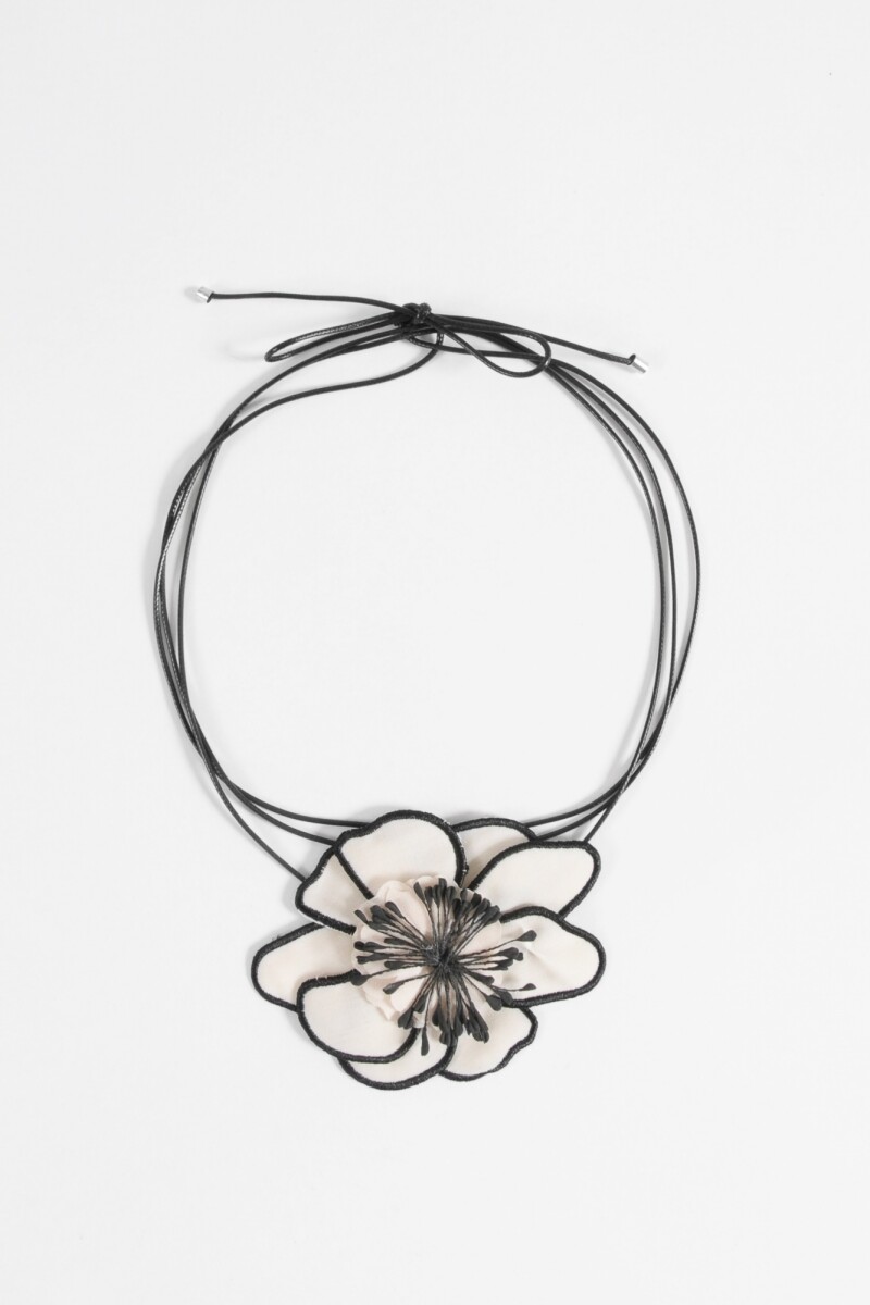 Collar flor petalo tela blanco