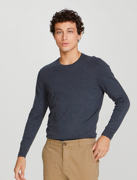 BUZ TEJIDO ESCOTE A LA BASE GRIS OSCURO