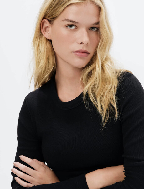 CAMISETA BÁSICA EN TELA ACANALADA NEGRO