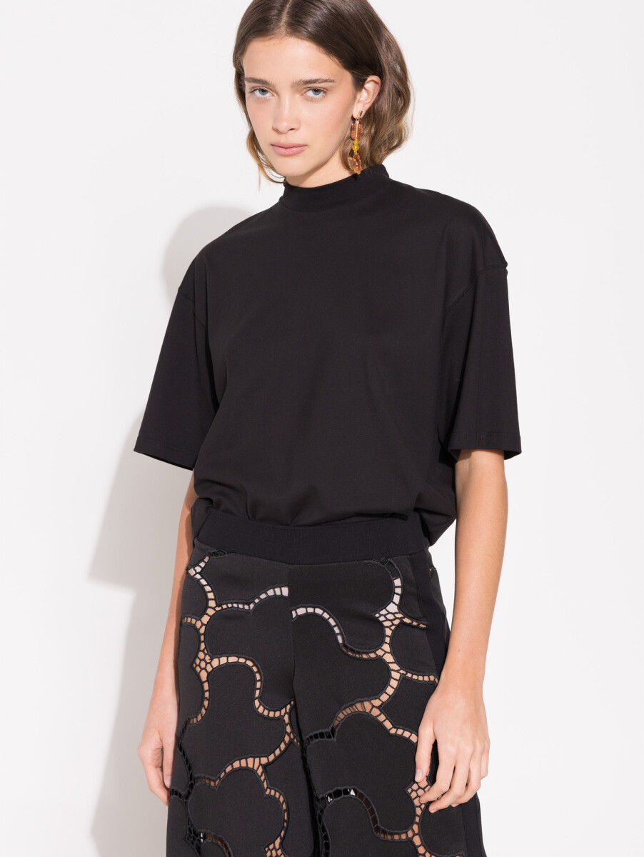 REMERA MORA 