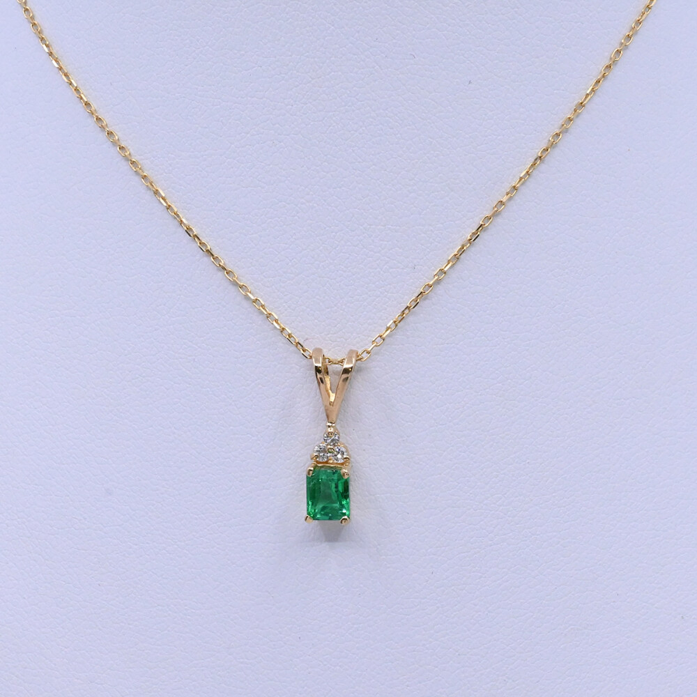 Colgante oro 18k con esmeralda y 3 brillantes Colgante oro 18k con esmeralda y 3 brillantes