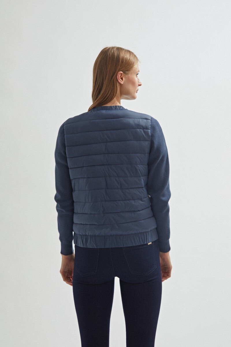 Campera capitoneada con mangas tejidas azul piedra