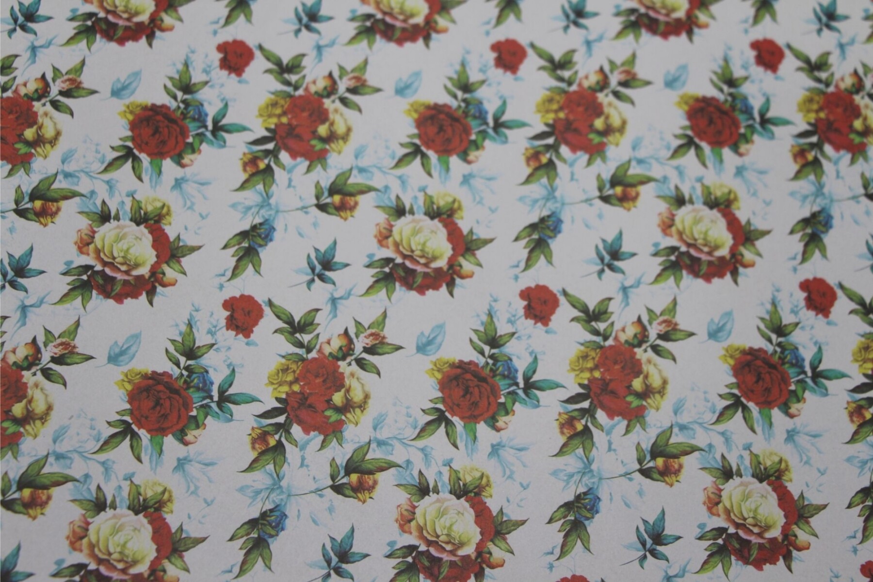 PAPEL DE REGALO 75 X 50 - ROSAS 