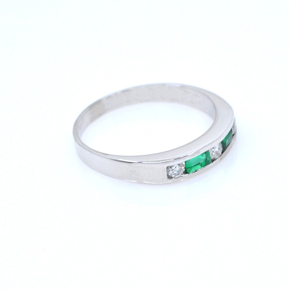 Anillo en oro 18k blanco con brillantes y esmeraldas Anillo en oro 18k blanco con brillantes y esmeraldas