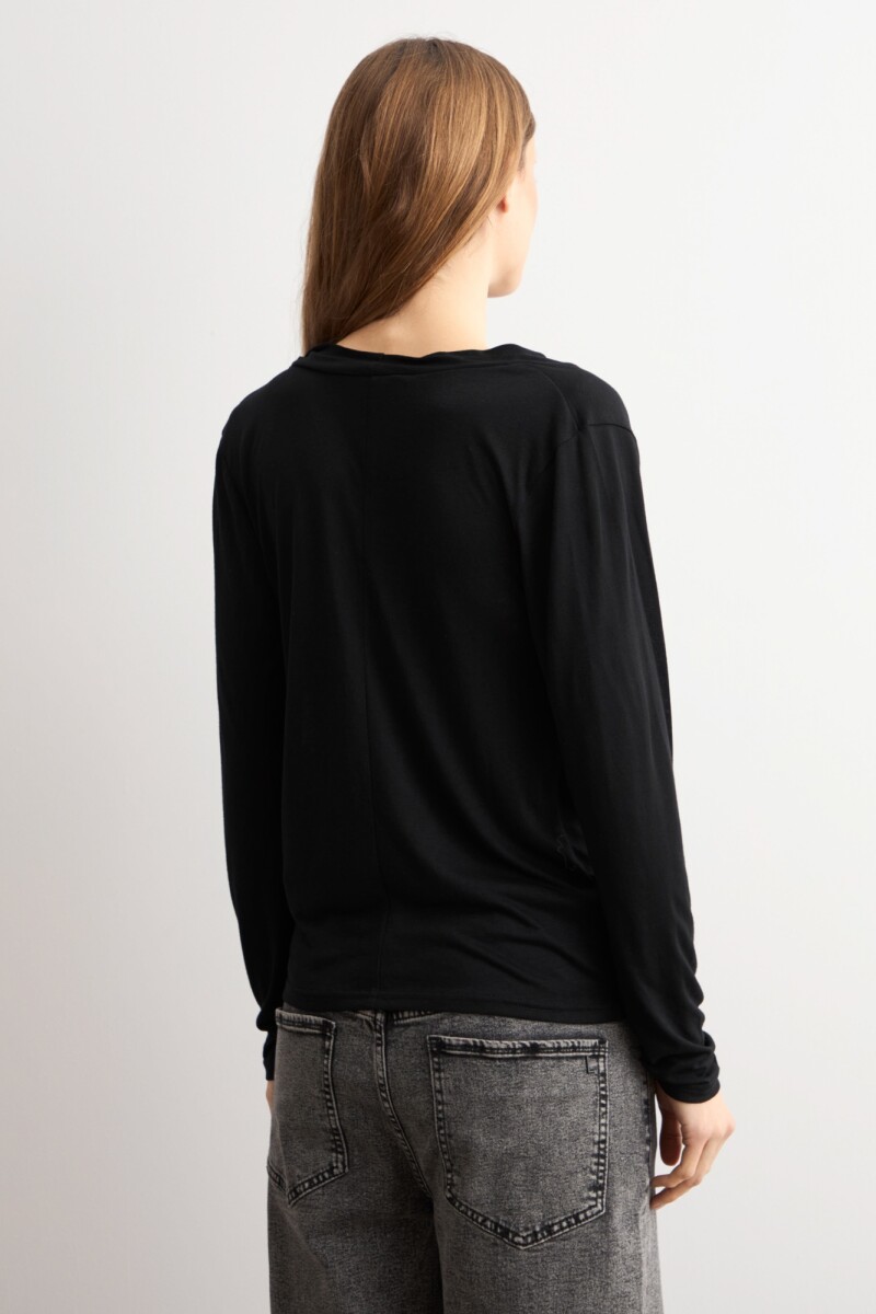 Remera escote drapeado negro