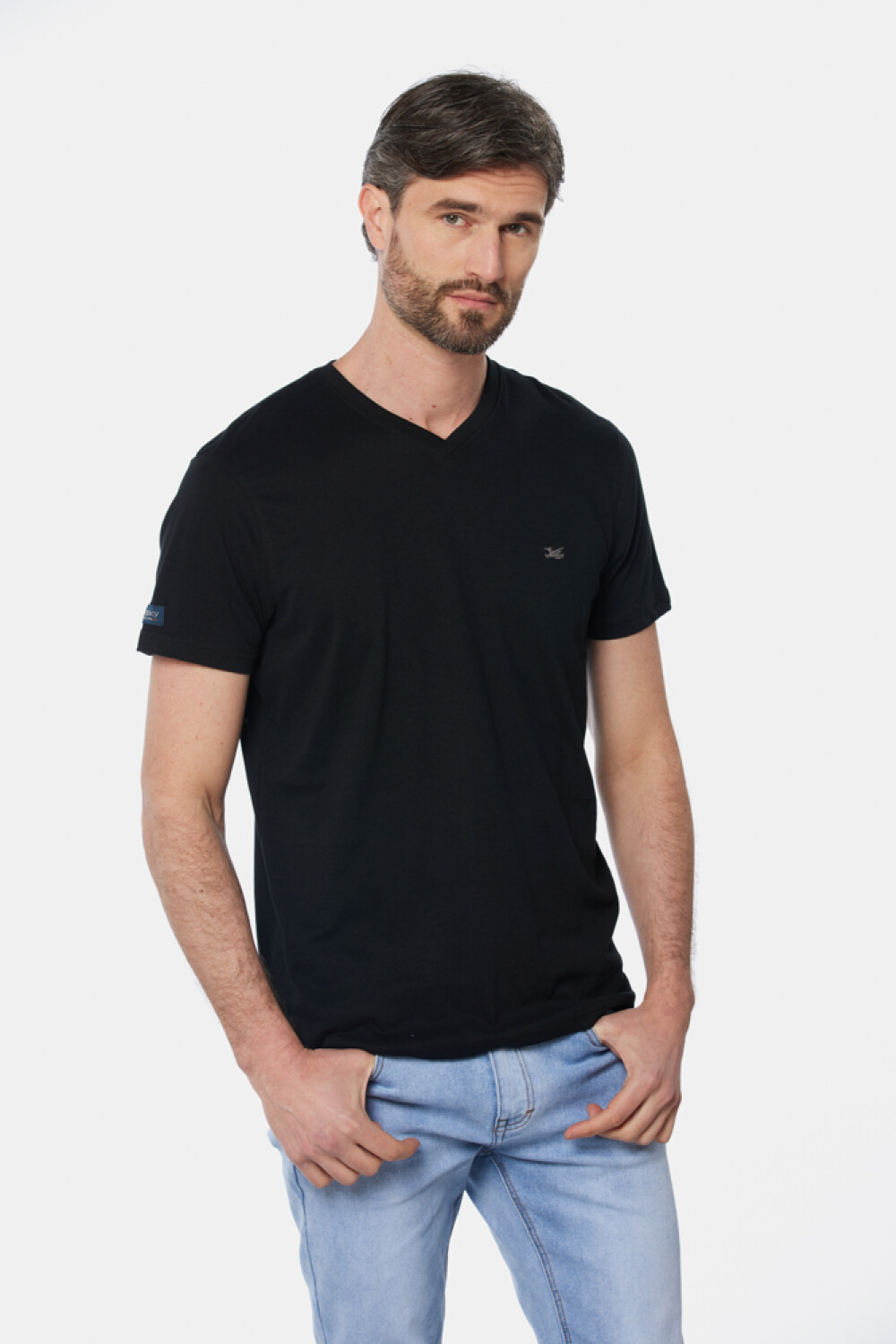 REMERA LISA ESCOTE V Negro