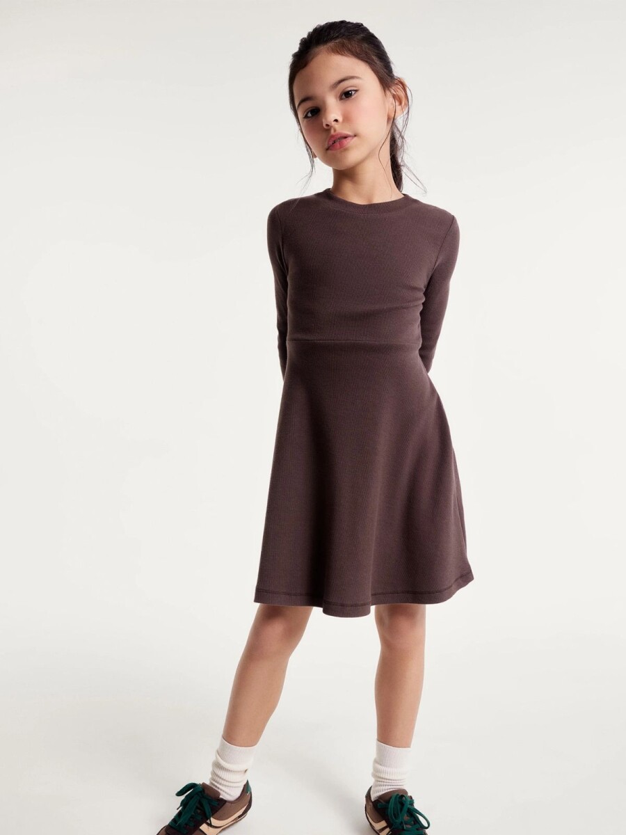 VESTIDO INFANTIL EN TELA ACANALADA - MARRÓN 