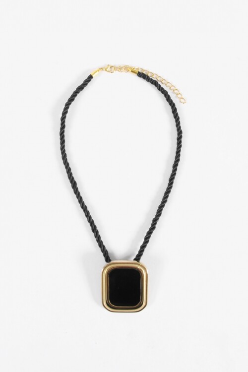 Collar cordón con dije retro de acero dorado