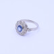Anillo platino con brillantes y zafiro central. Anillo platino con brillantes y zafiro central.