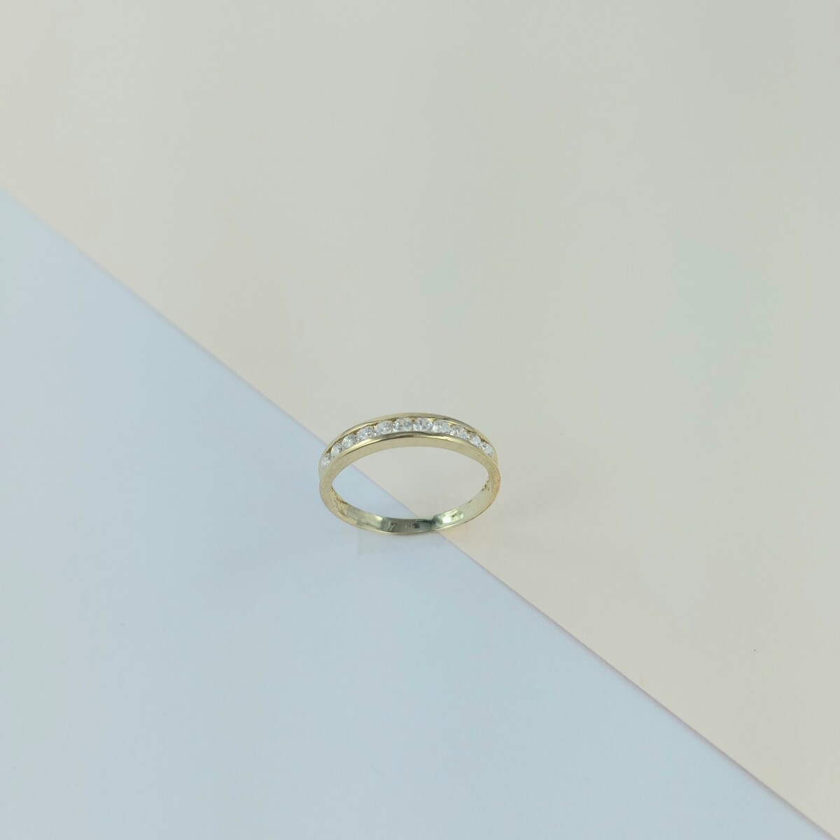 Anillo de oro 9 k con circonias. Medio sin fin. 