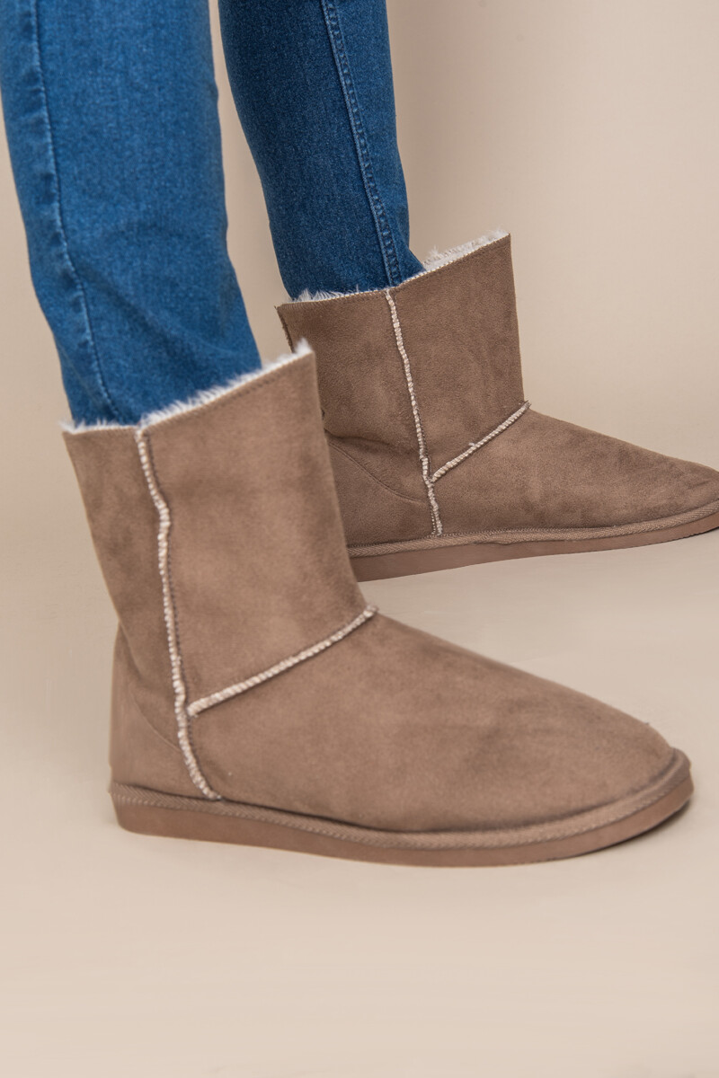 bota con corderito Marrón