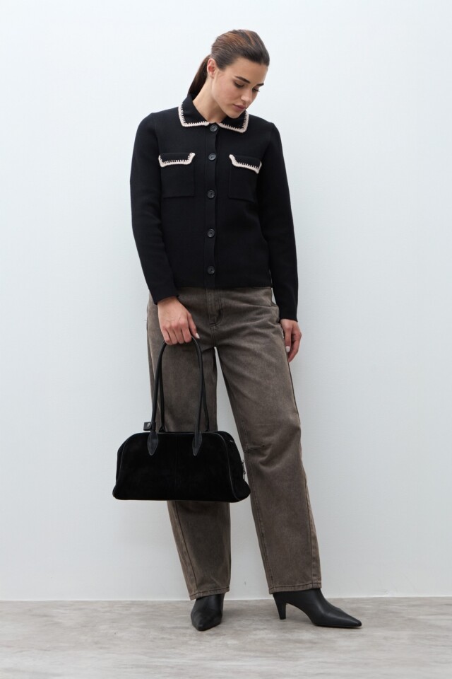 Chaqueta tejida con bordado en contraste negro