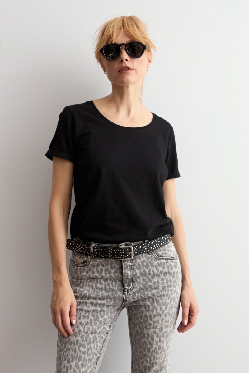 Remera escote a la base negro