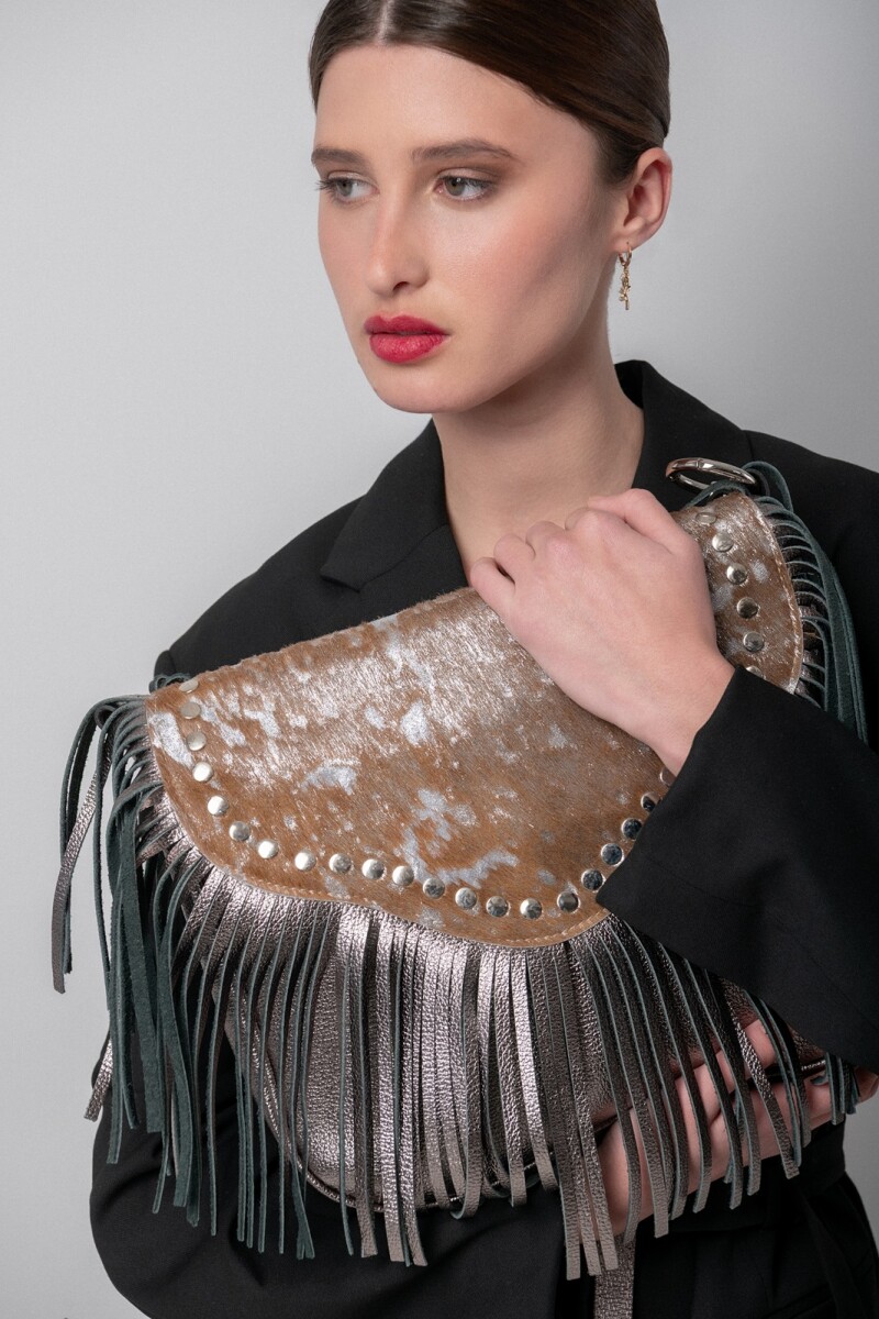 Cartera con solapa y flecos Cartera con solapa y flecos