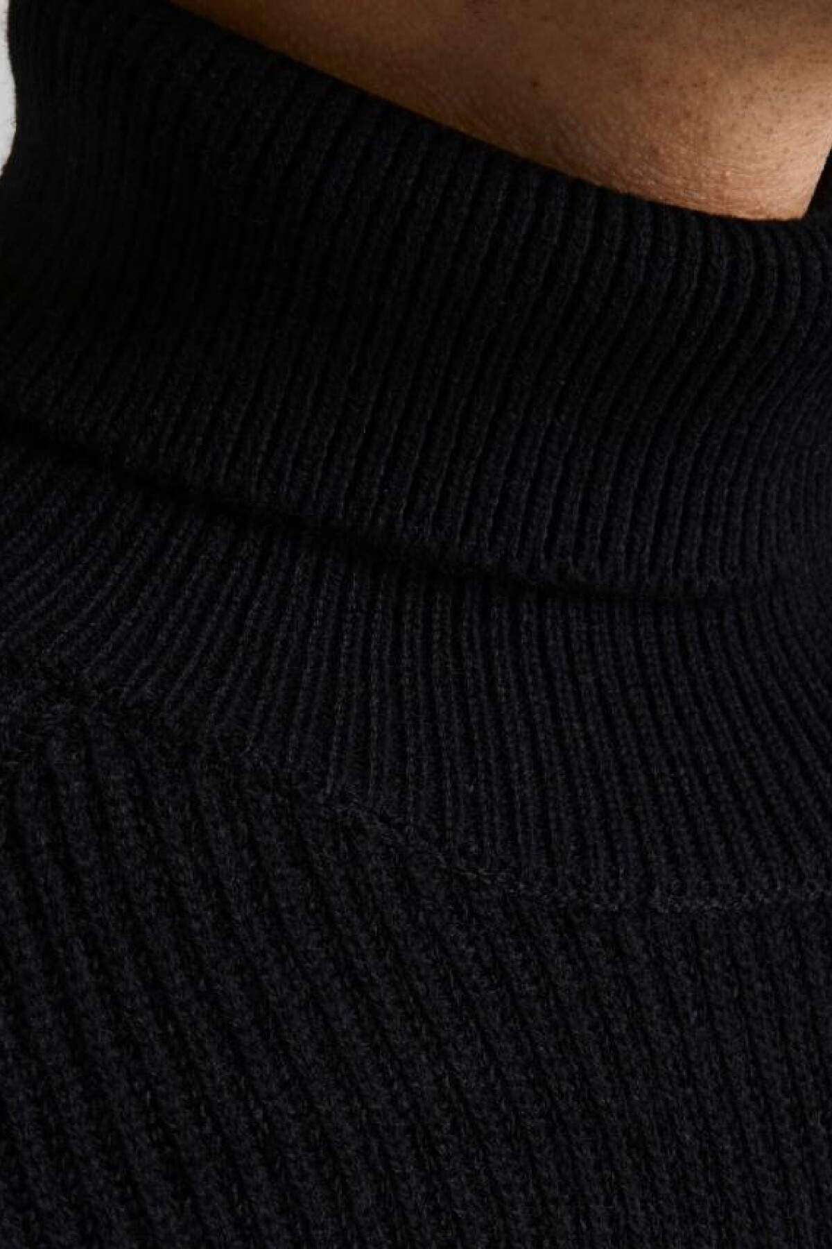 Sweater Pannel Cuello Subido Black