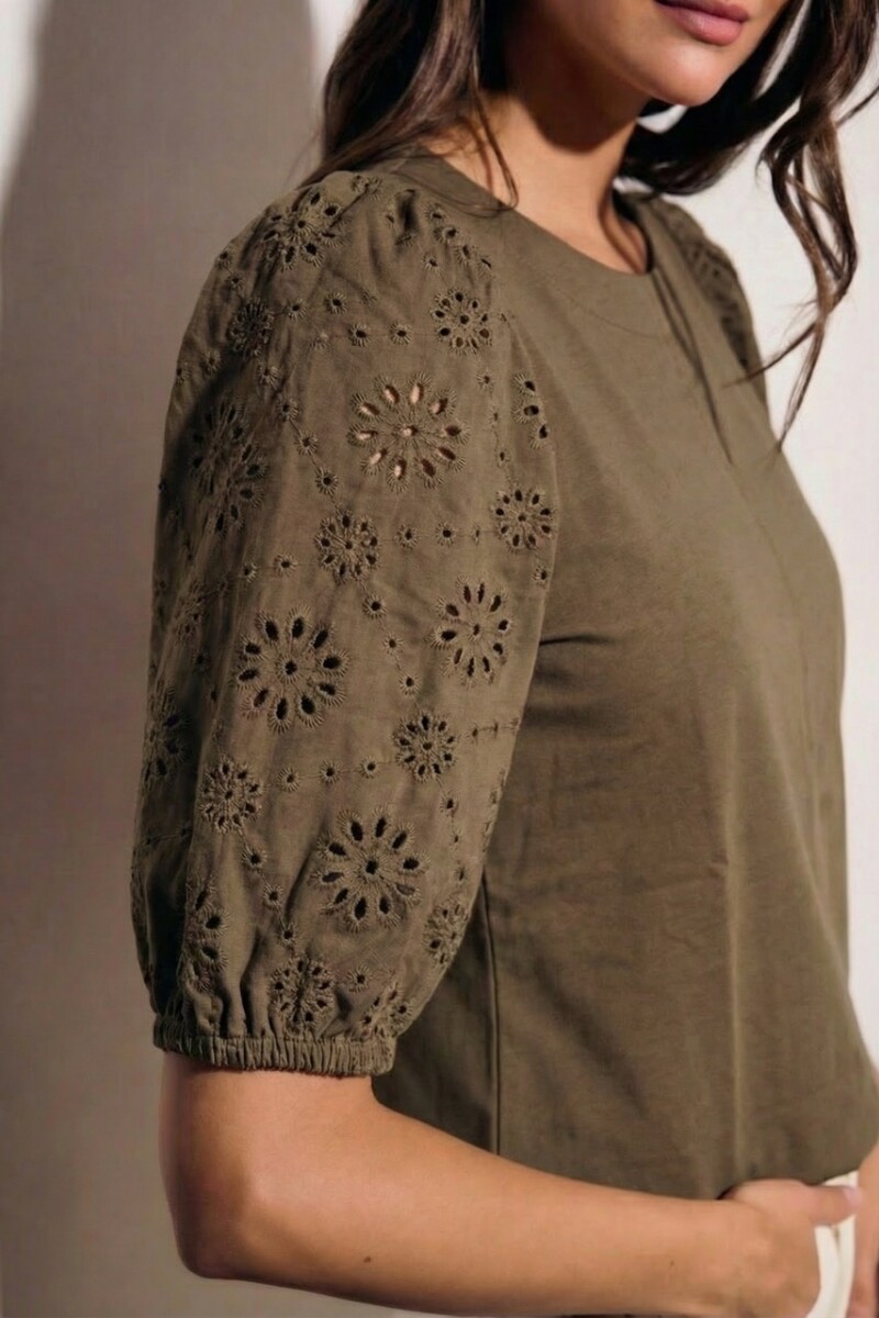 Remera Manga Globo Broderie Oliva