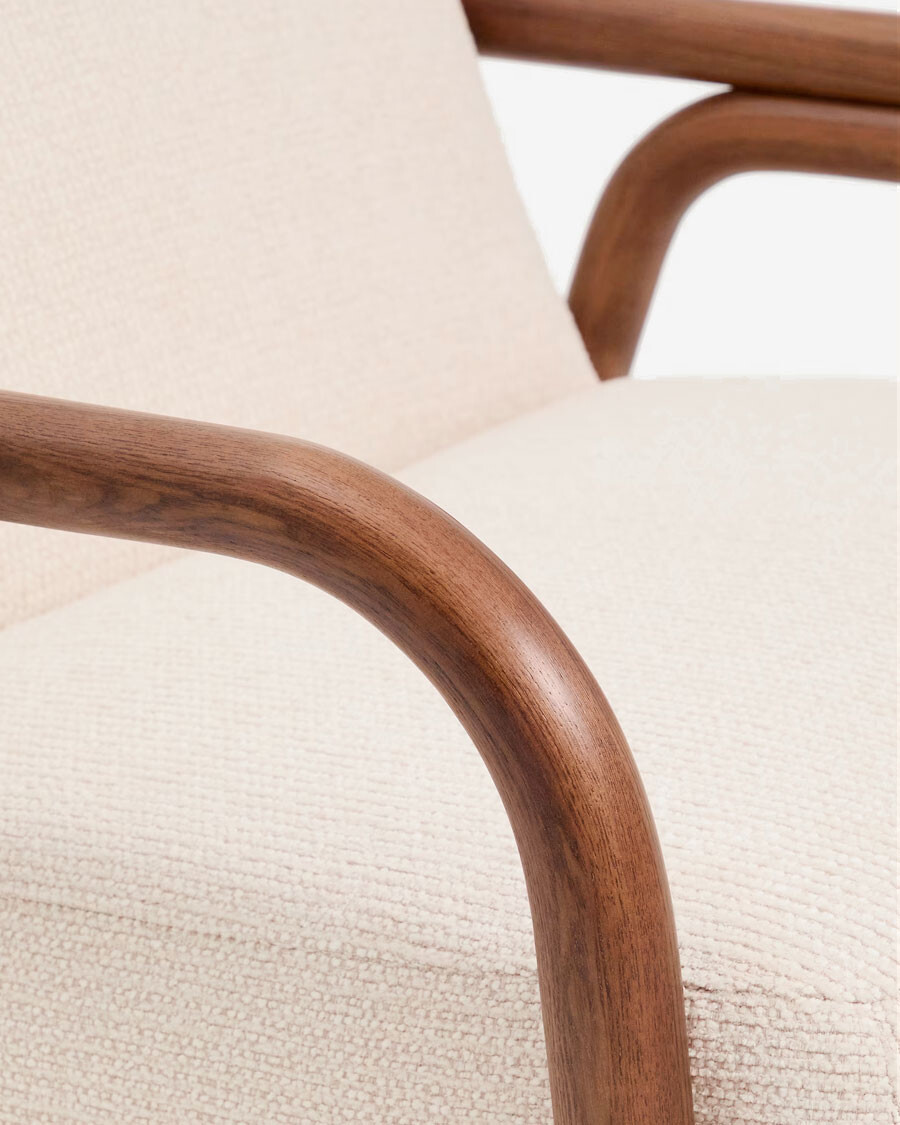 Butaca Sylo de chenilla beige y madera maciza de fresno con acabado tono nogal FSC 100% Butaca Sylo de chenilla beige y madera maciza de fresno con acabado tono nogal FSC 100%