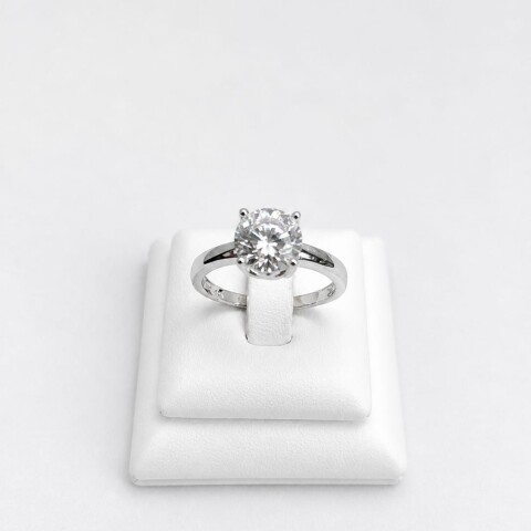 Anillo solitario con Zirconia grande engarce en cuatro puntas Anillo solitario con Zirconia grande engarce en cuatro puntas