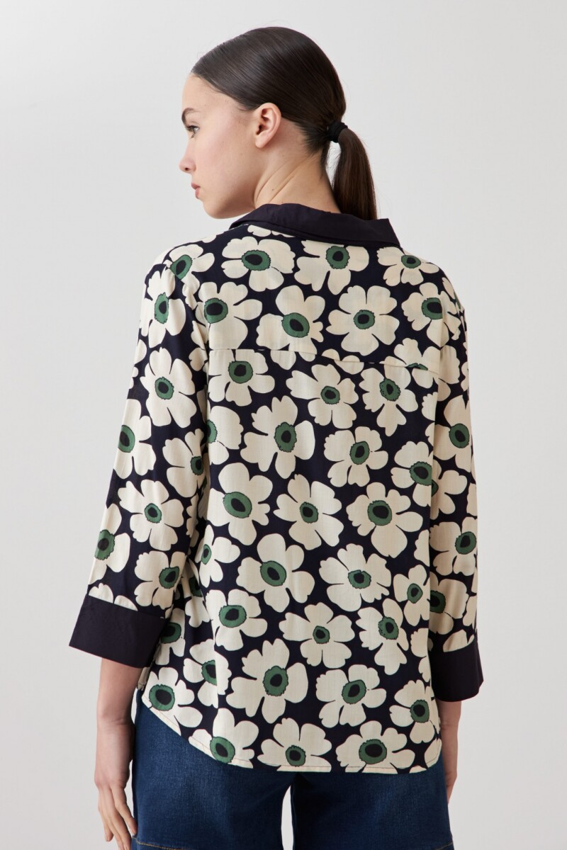 Blusa con estampa margaritas azul marino