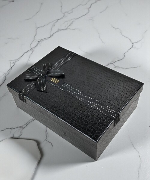 caja rigida delux con lazo 20x28x9,5 NEGRO