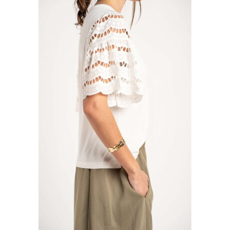 Remera Con Mangas De Encaje Nacar