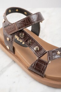 Sandalia Cuero Tachas Marrón