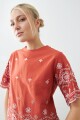 Remera con broderie lacre